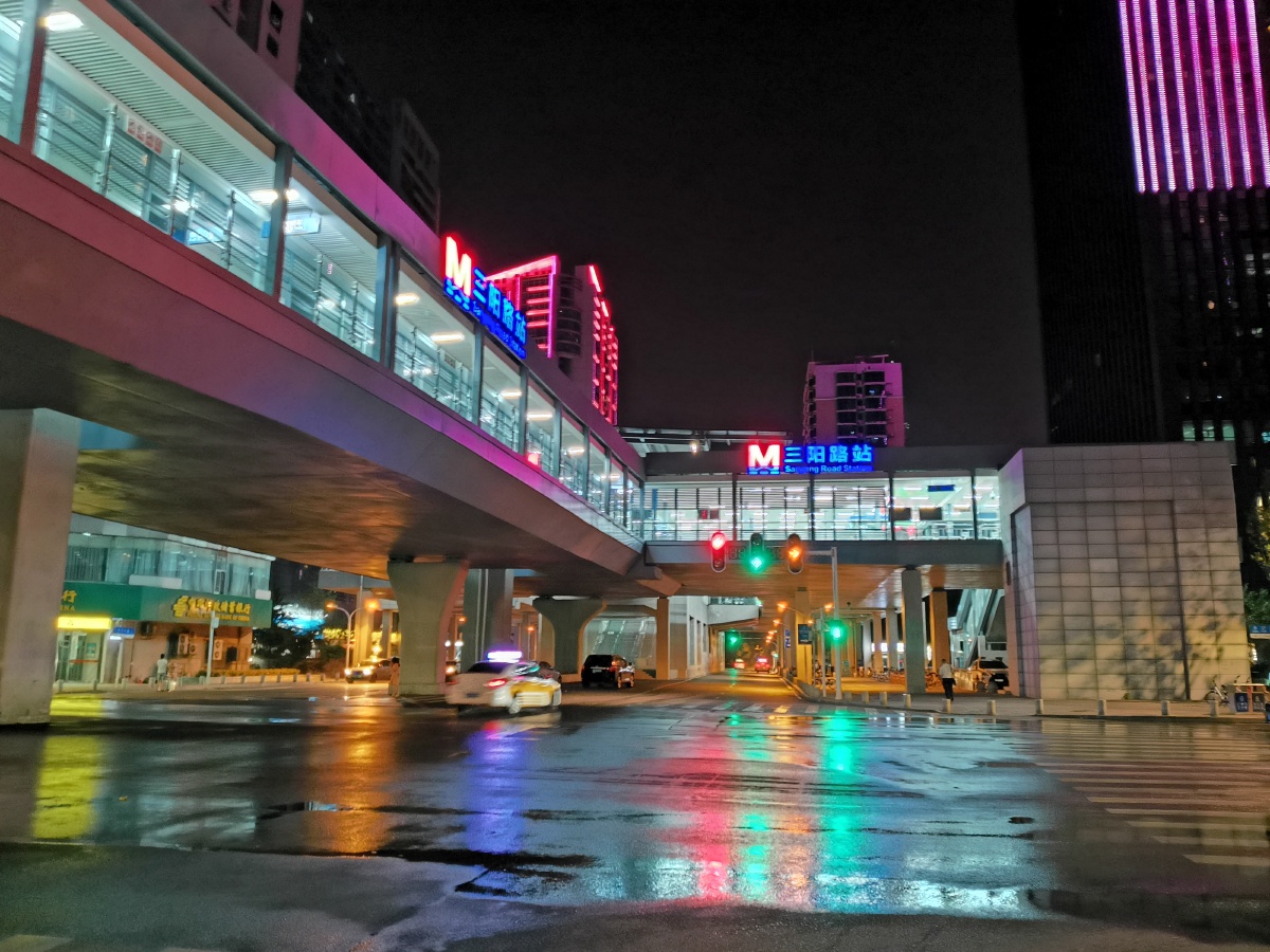 疫情刚刚结束后的三阳路地铁站.