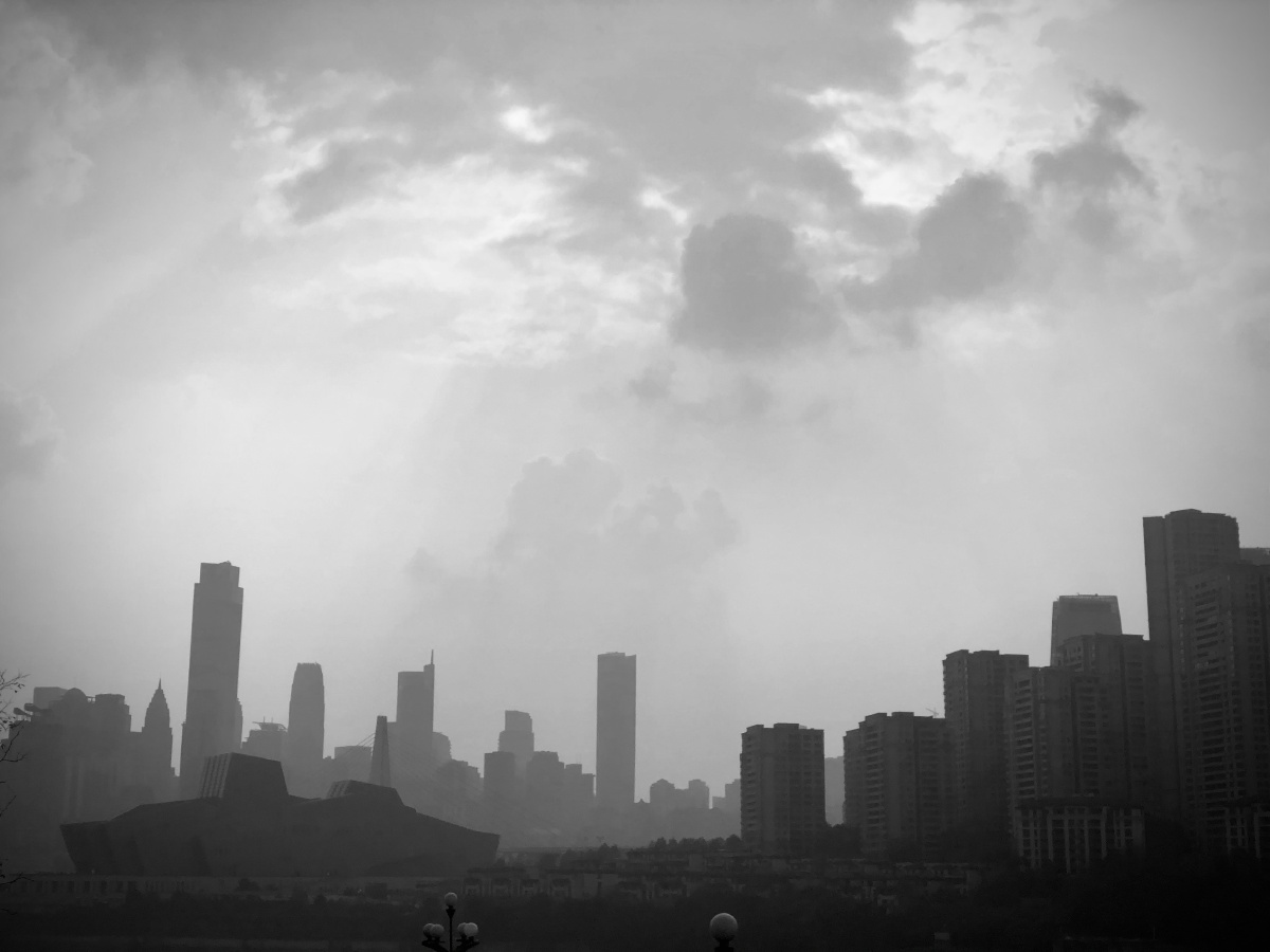 城市轮廓黑白阴天