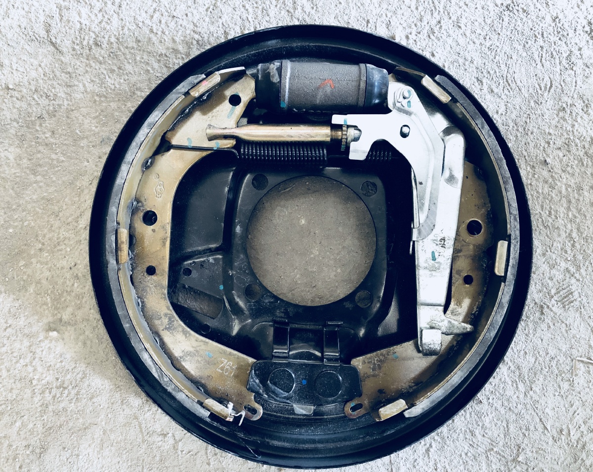 汽车领从蹄鼓式制动器