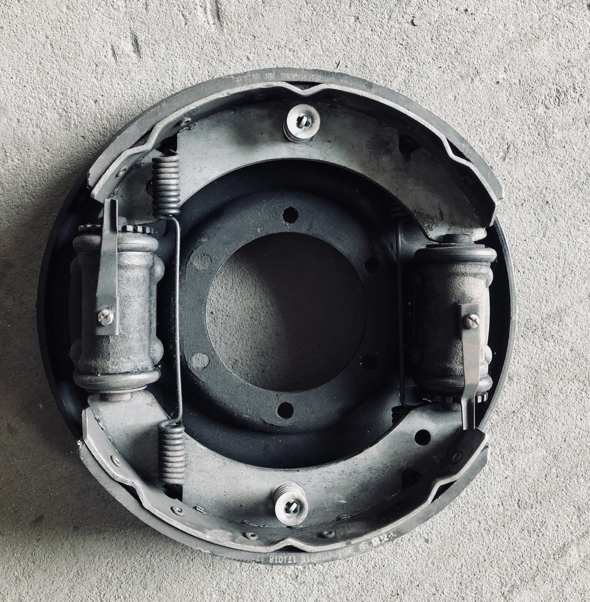 汽车双向双领蹄鼓式制动器