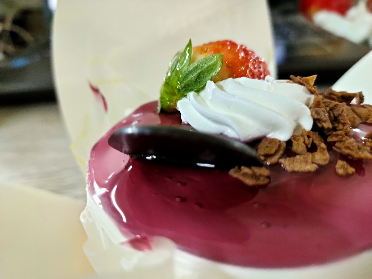 草莓葡萄酱蛋糕酥脆巧克力碎入口即化美滋滋