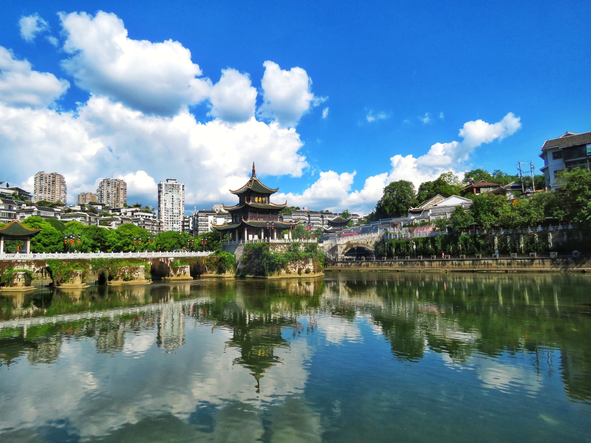 远眺贵阳地标建筑甲秀楼