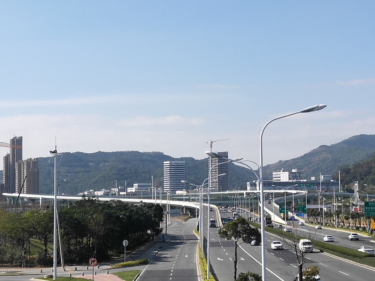 城市交通便捷的交通提高了人们的生活节奏带动了城市经济的发展