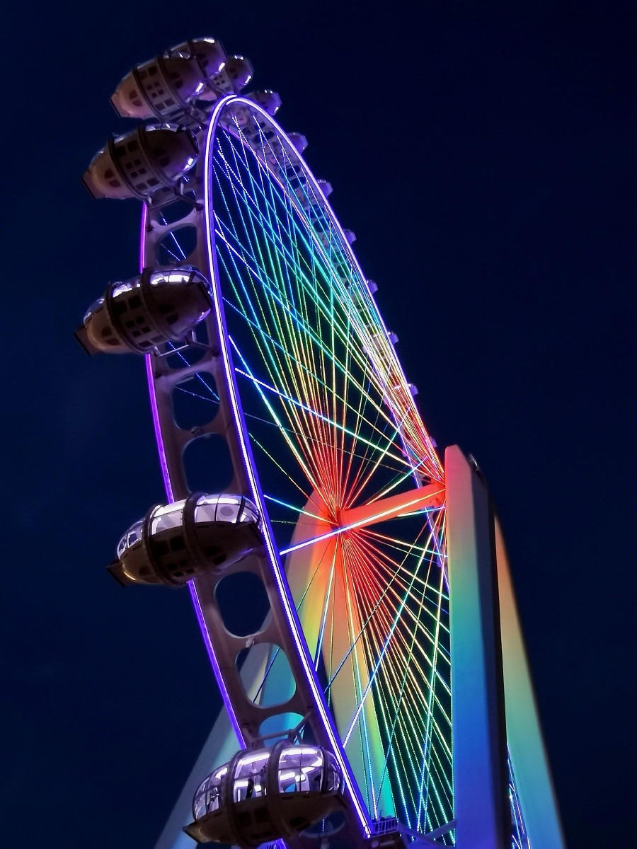 彩虹摩天轮夜晚的摩天轮拍摄于深圳滨海文化公园