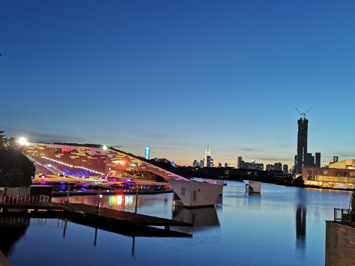 深圳欢乐海岸的夜景深圳夜景城市建筑露天音乐广场华灯初上