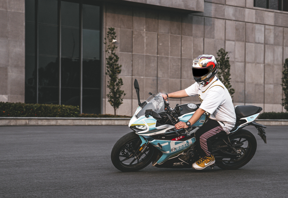 春风250sr机车男孩