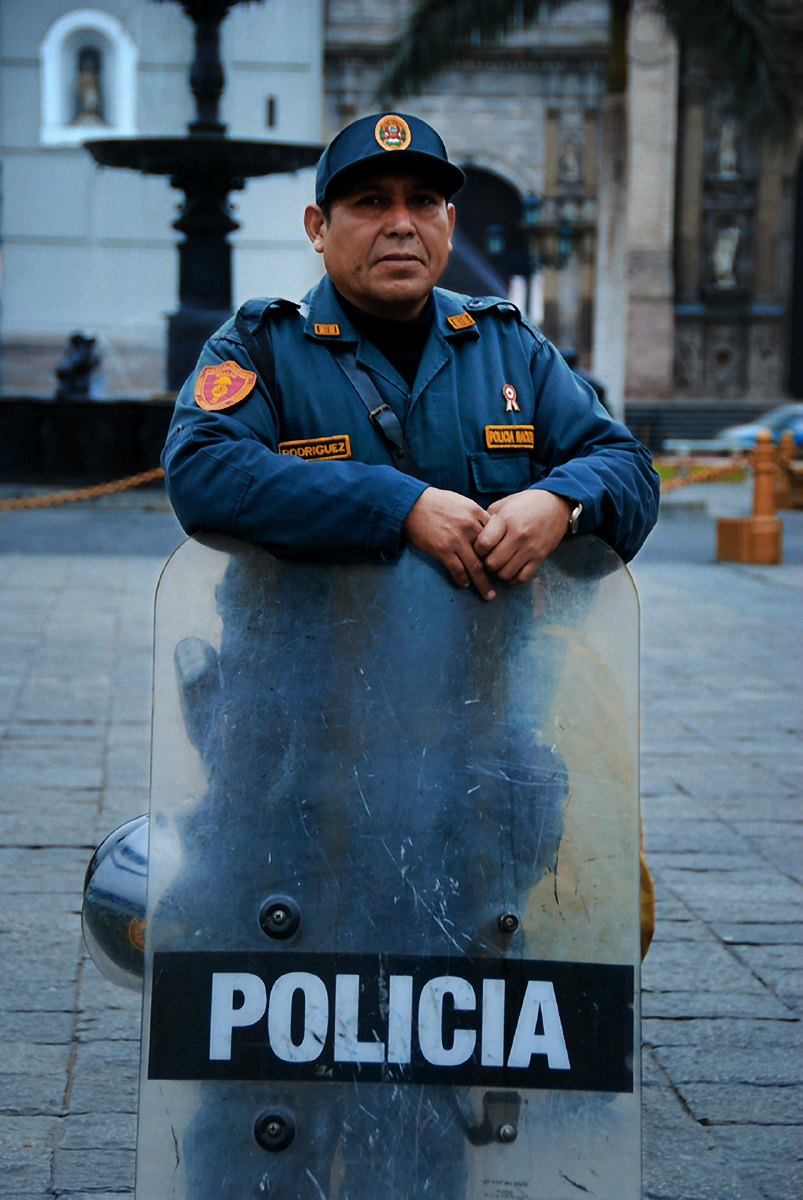 秘鲁利马,兵器广场上的警察.