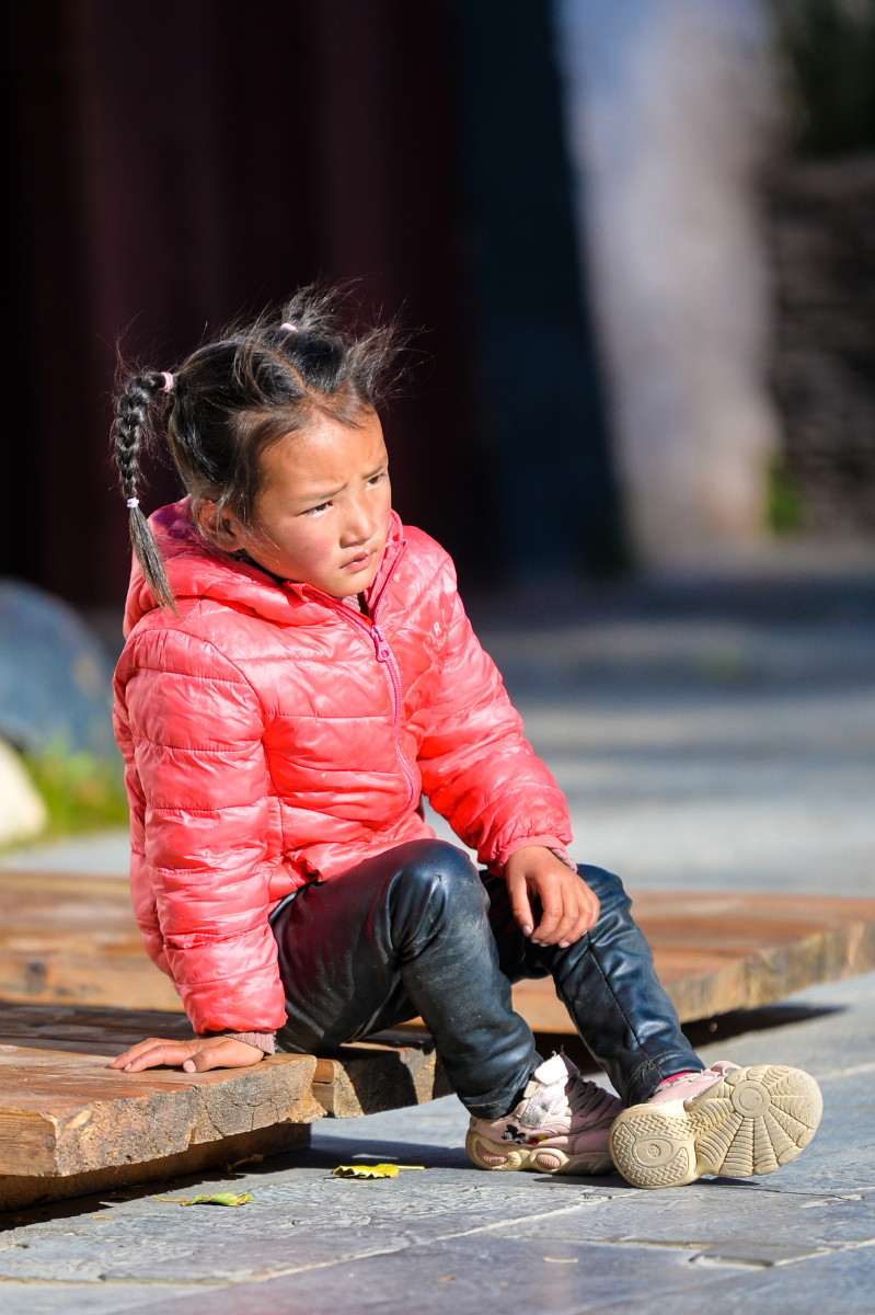 勒通古镇藏族小女孩