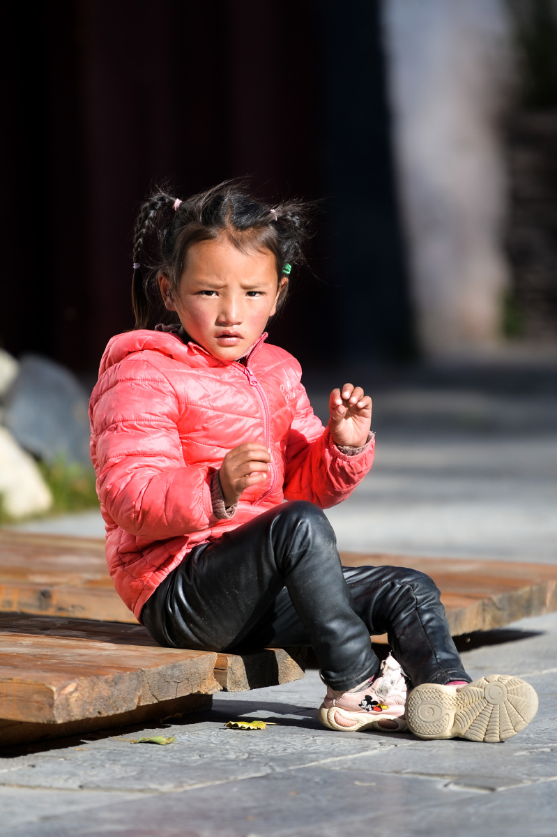 勒通古镇藏族小女孩