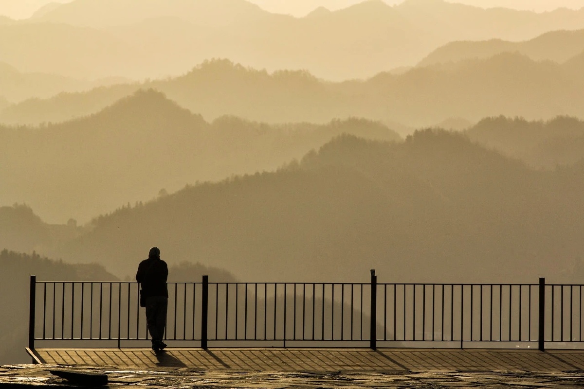 孤城一人历走山间
