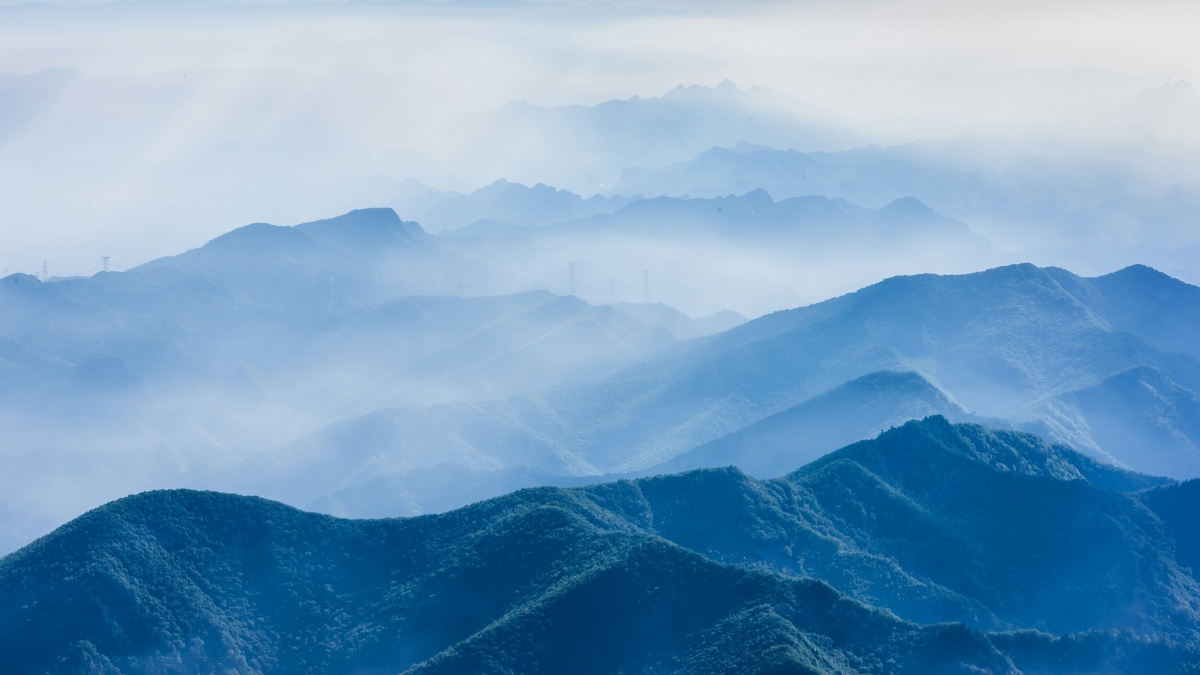 一览众山小,望远山延绵不绝,一望无际