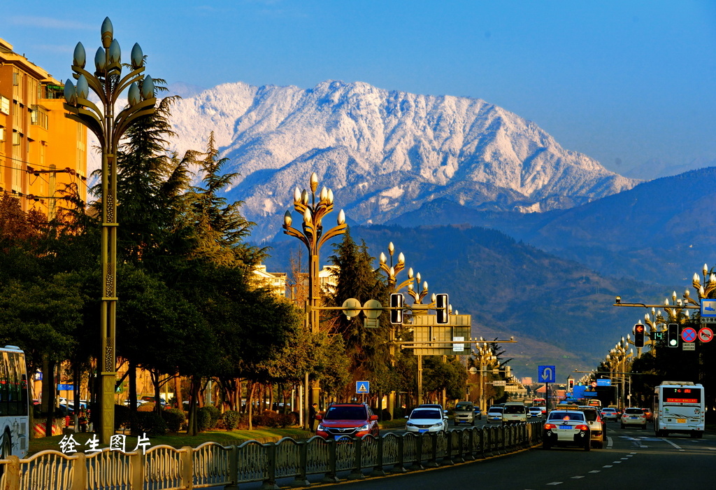 雪山之下的都江堰市