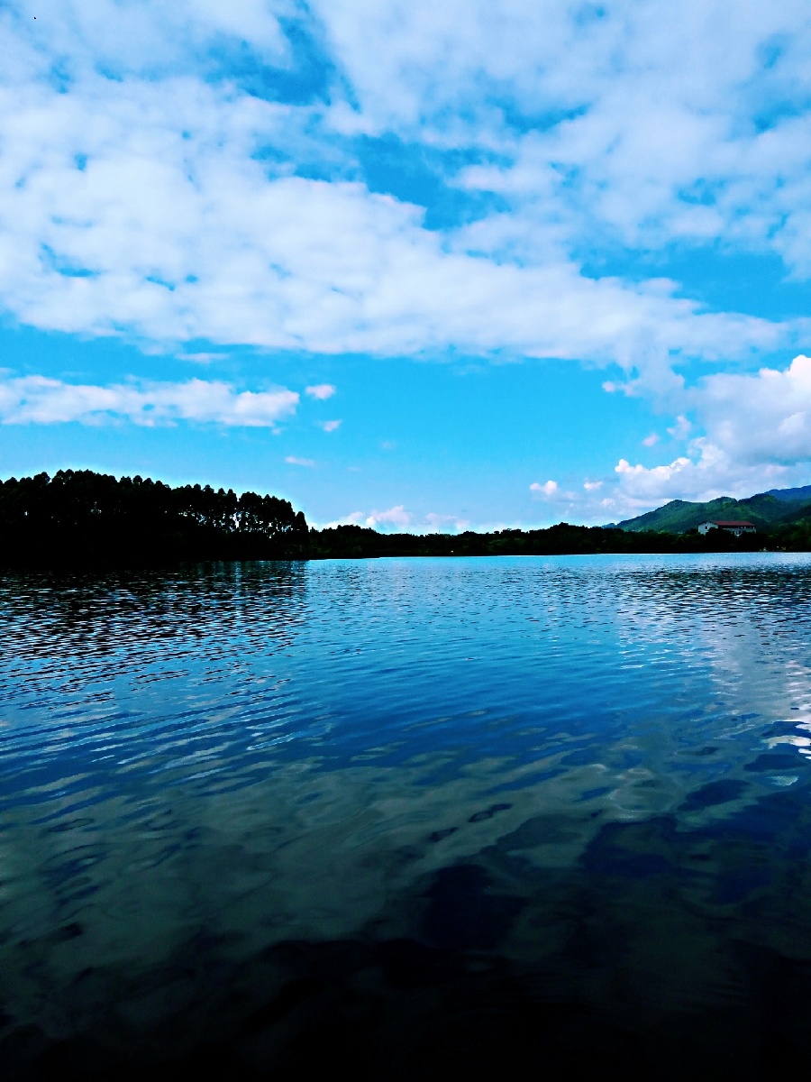 蓝天白云湖水