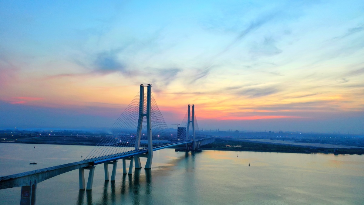 即将完工的广州南沙疏港铁路跨江桥梁