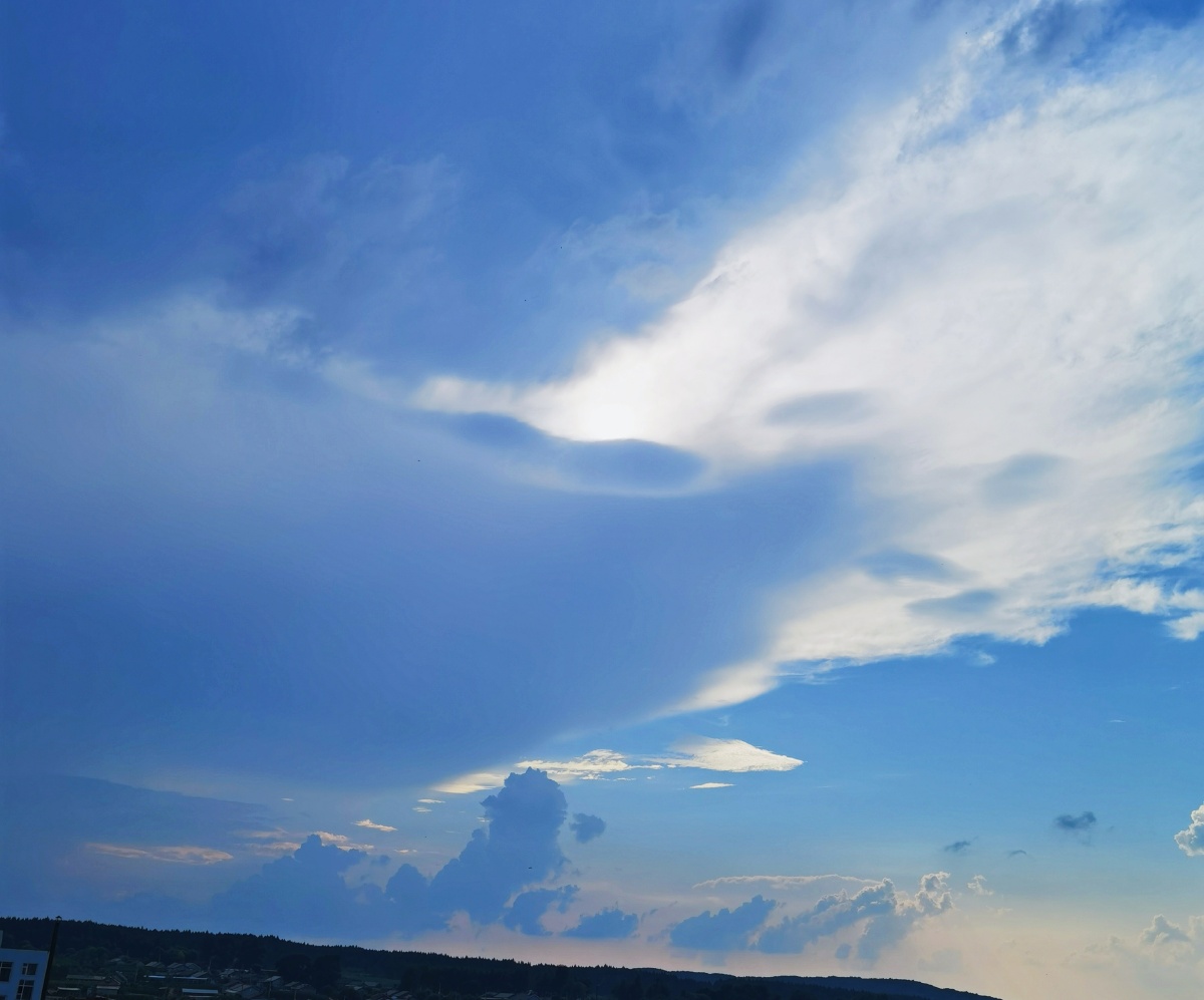 回忆里想起模糊的小时候云朵漂浮在蓝蓝的天空