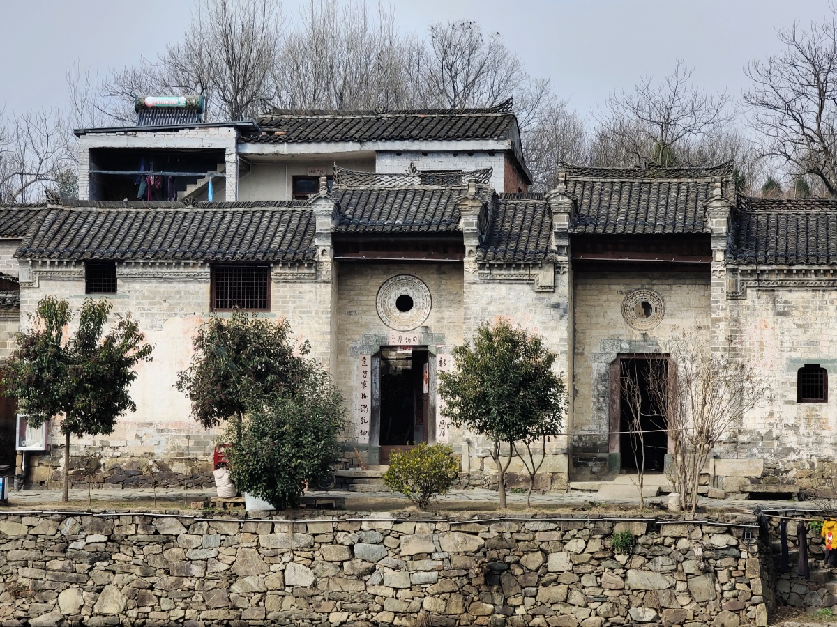 新县丁李湾古村落丁李湾古村落已有七八百年历史保留下明清时期的古