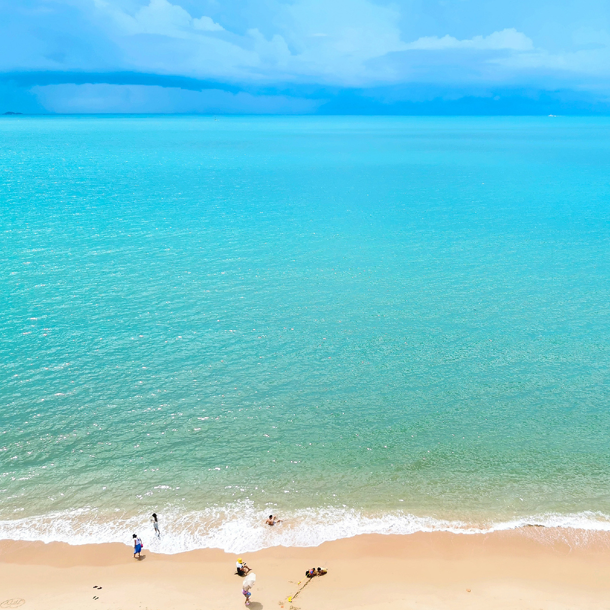 三亚马岭村的湛蓝海水