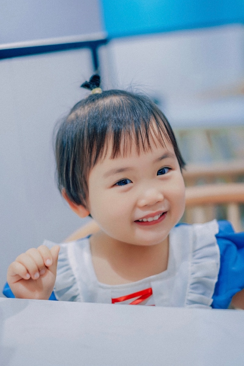 啊长得好看的小孩子真的太好拍了小妹妹真的超级可爱长得超级乖☺