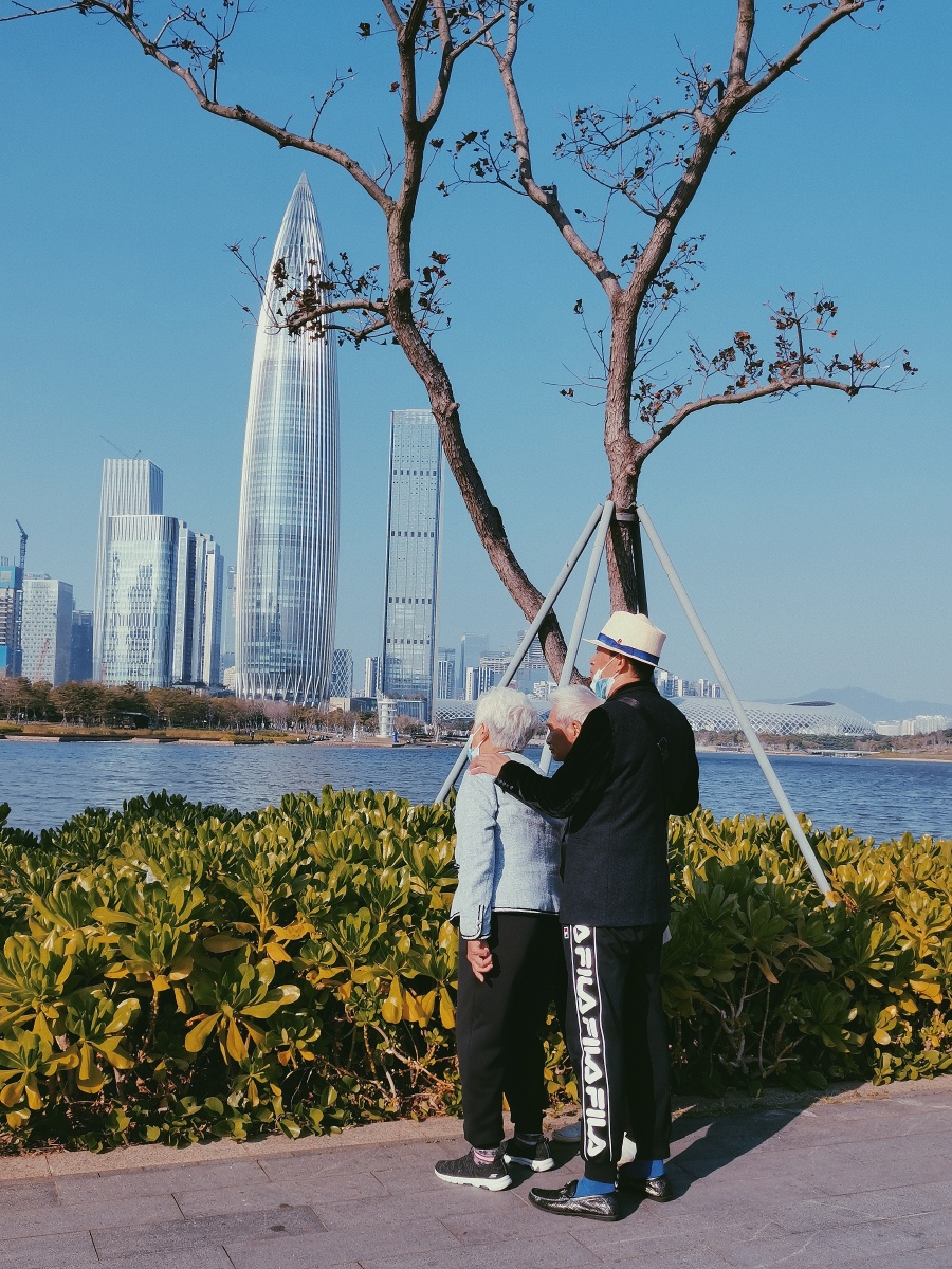 街头人物,儿子带着年迈父母旅游,一起看海.