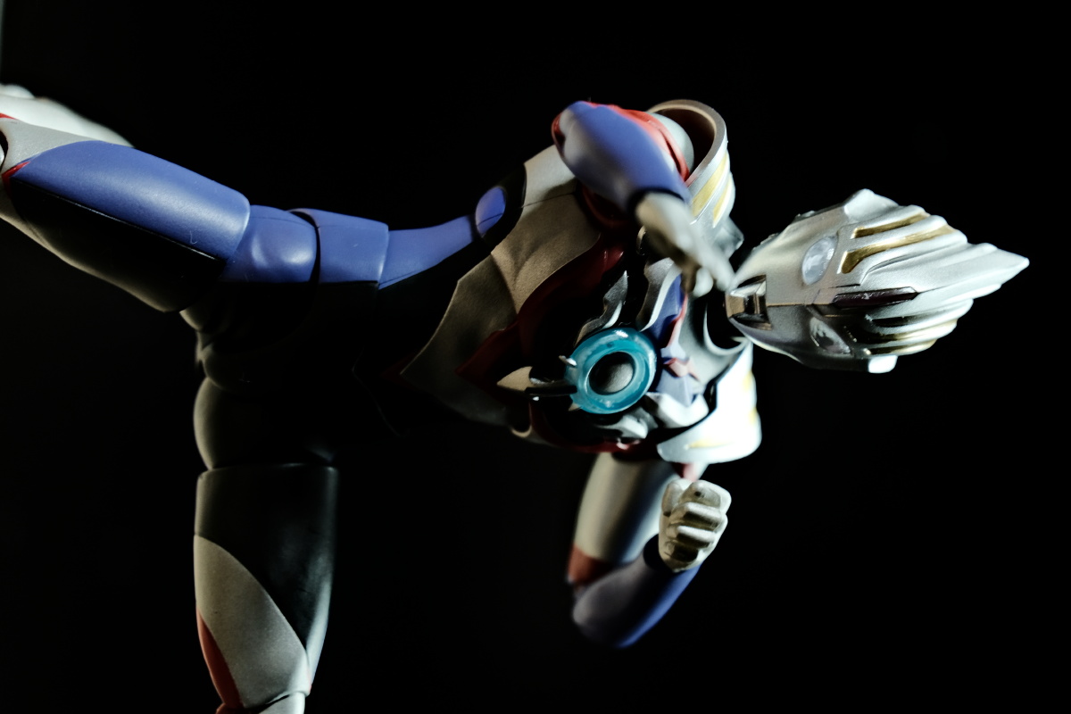 订不到好价迪迦只能拿欧布重光拍拍安慰一下自己