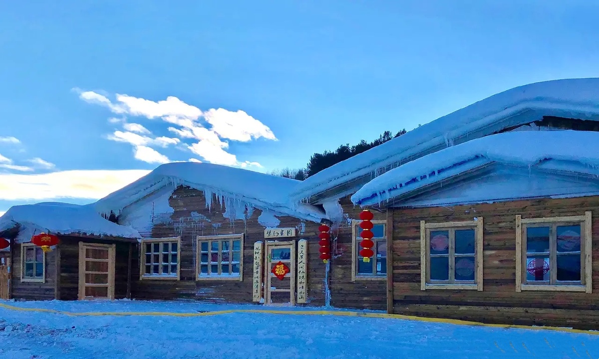 阿尔山雪村 阿尔山雪村坐落在阿尔山市区,由冰雪雕园和雪村两部分组成