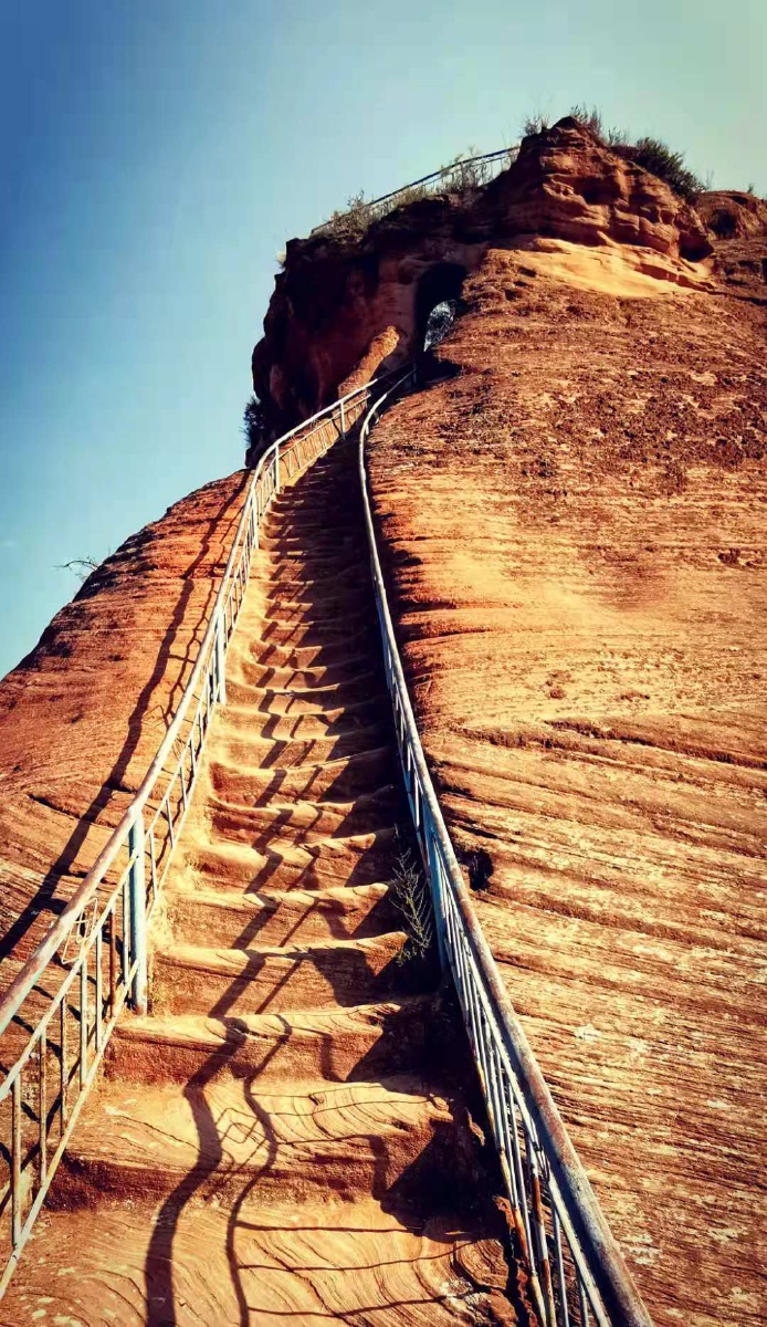 位于志丹县,没游客,无门票,虽小但是细看还是不错的.