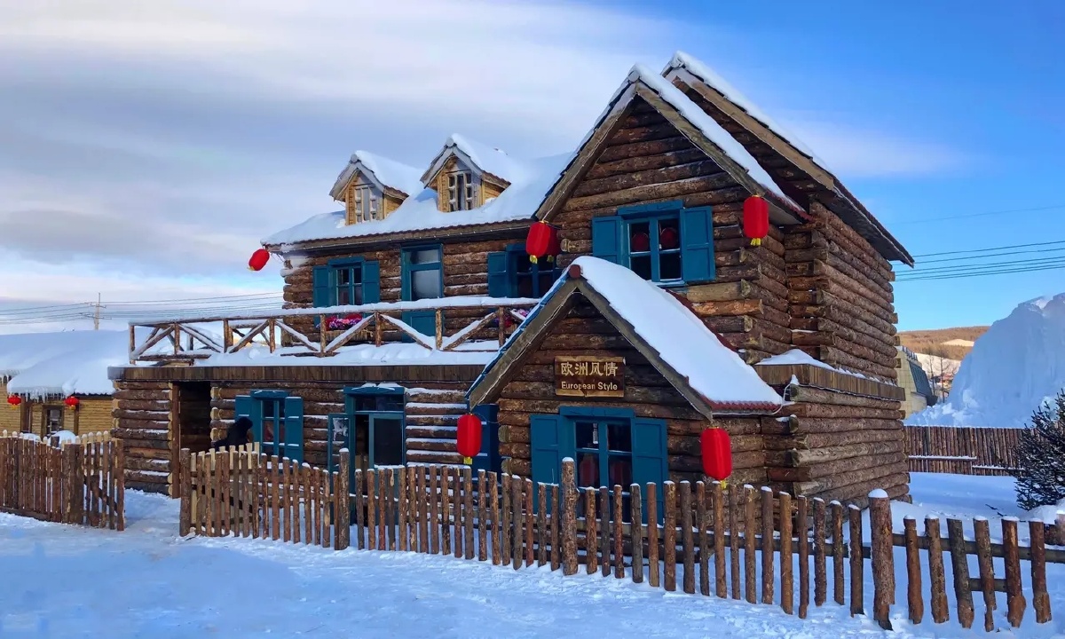 阿尔山雪村 阿尔山雪村坐落在阿尔山市区,由冰雪雕园和雪村两部分组成