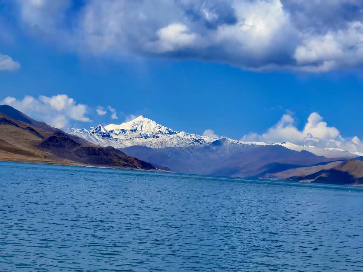 羊卓雍措湖羊卓雍措藏语意为碧玉湖是西藏三大圣湖之一风景不言而喻美