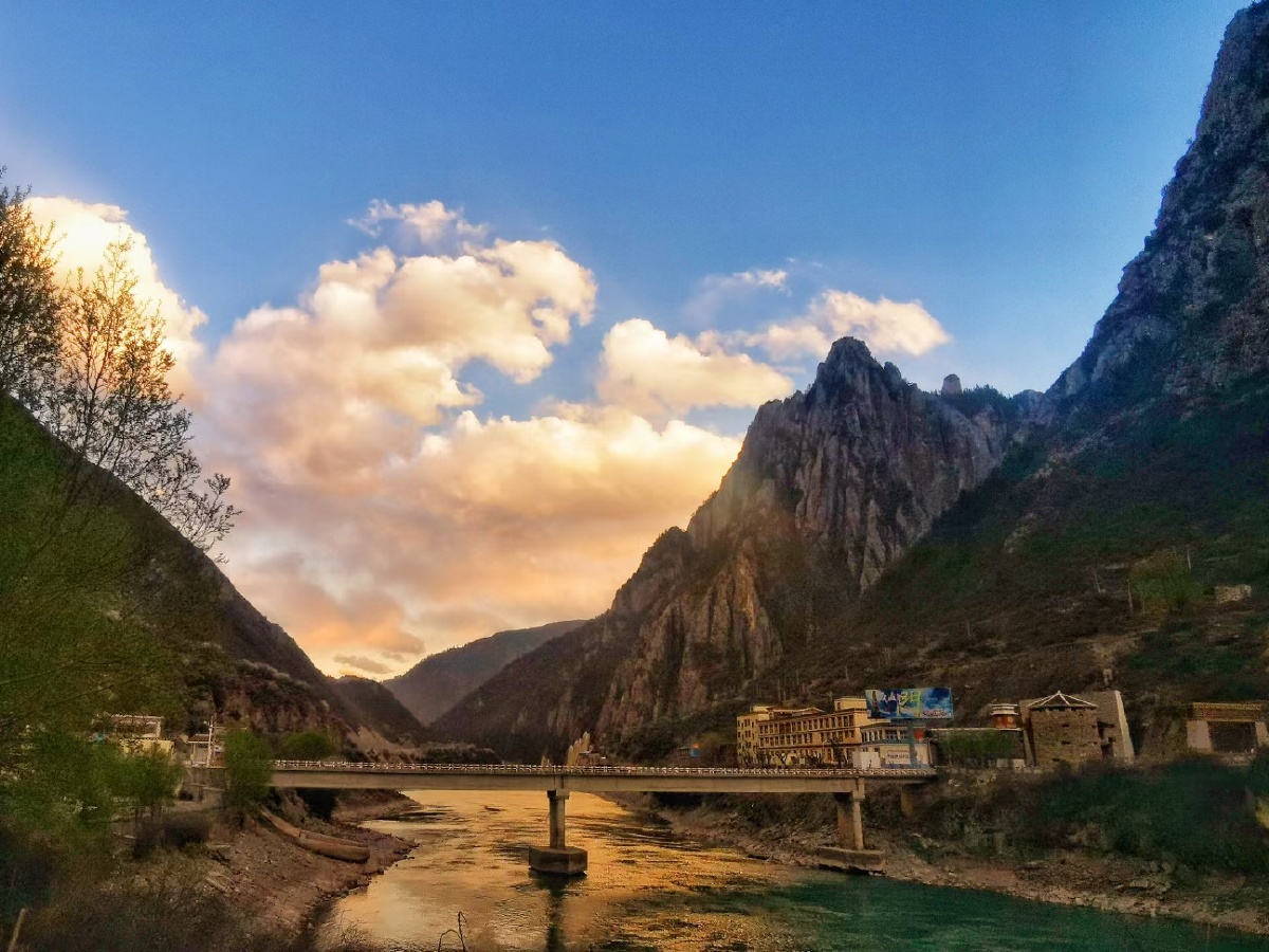 类乌齐德格从317国道返程走过金沙江大桥