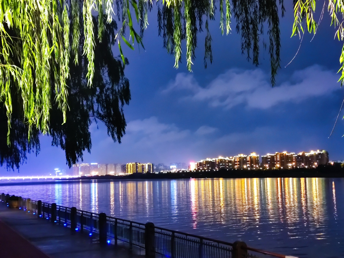 江景长沙橘子洲雨后傍晚沿江街道灯光倒影灯光摄影