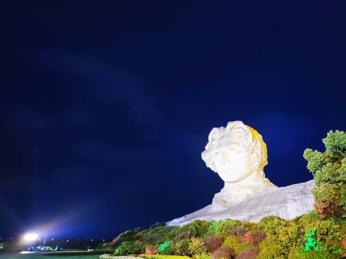 橘子洲头夜景雕像