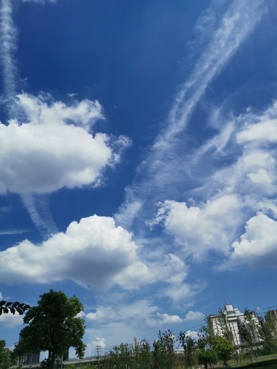 蓝天白云一条条长长薄云把云朵串在一起