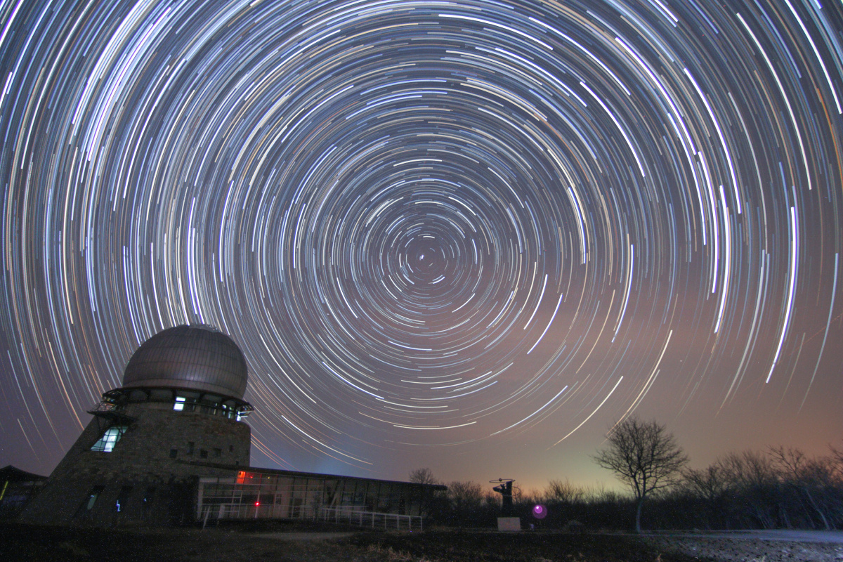 斗转星移下的天文台 施方正