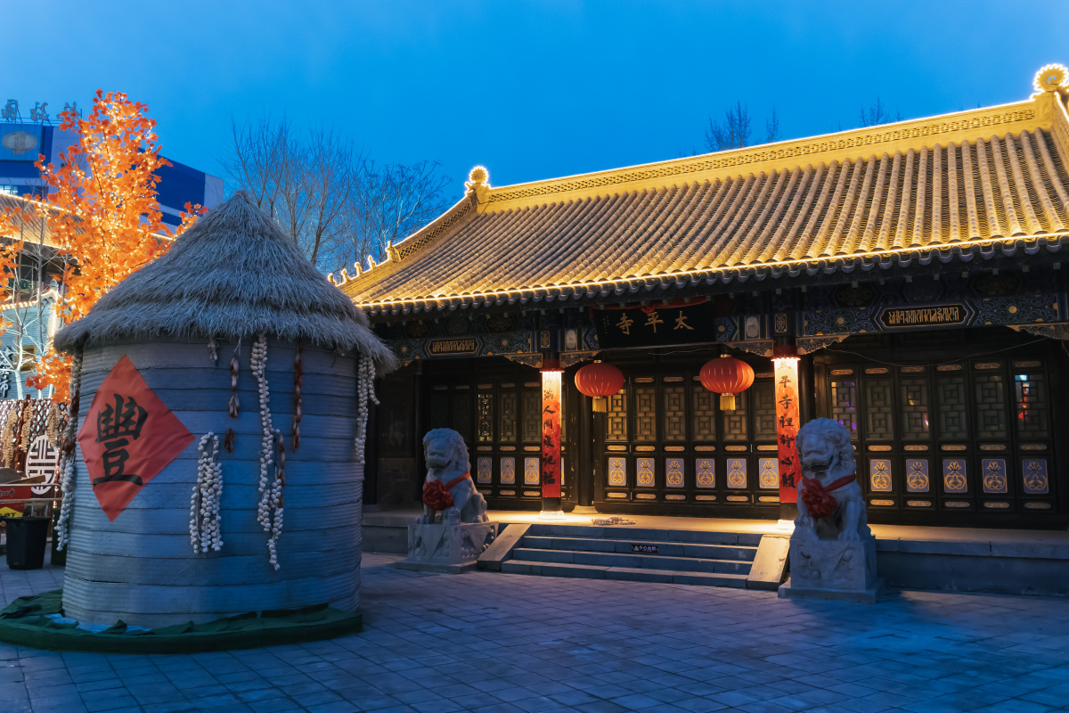 春节红彤彤的灯笼映衬下的老北市夜景