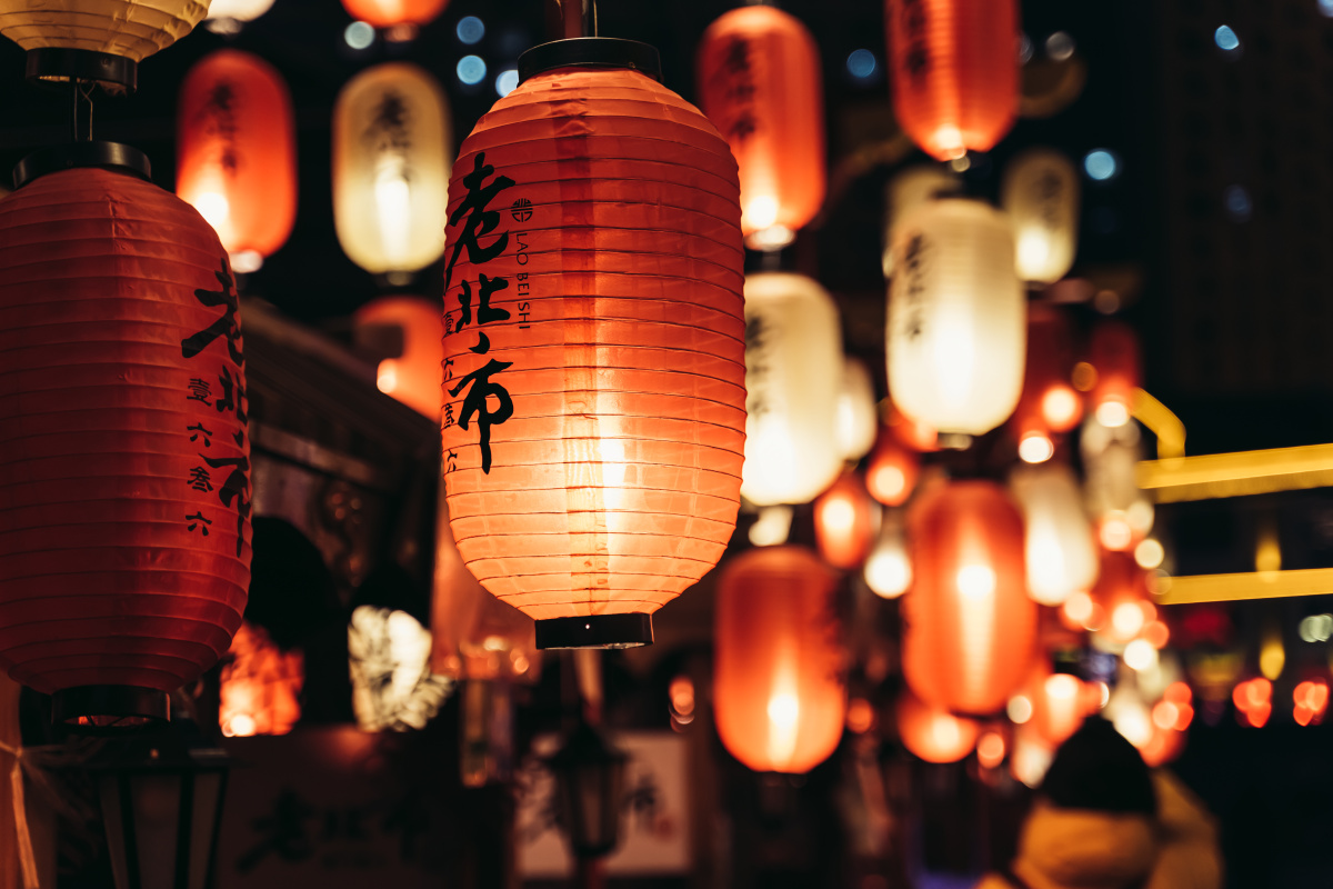 春节红彤彤的灯笼映衬下的老北市夜景