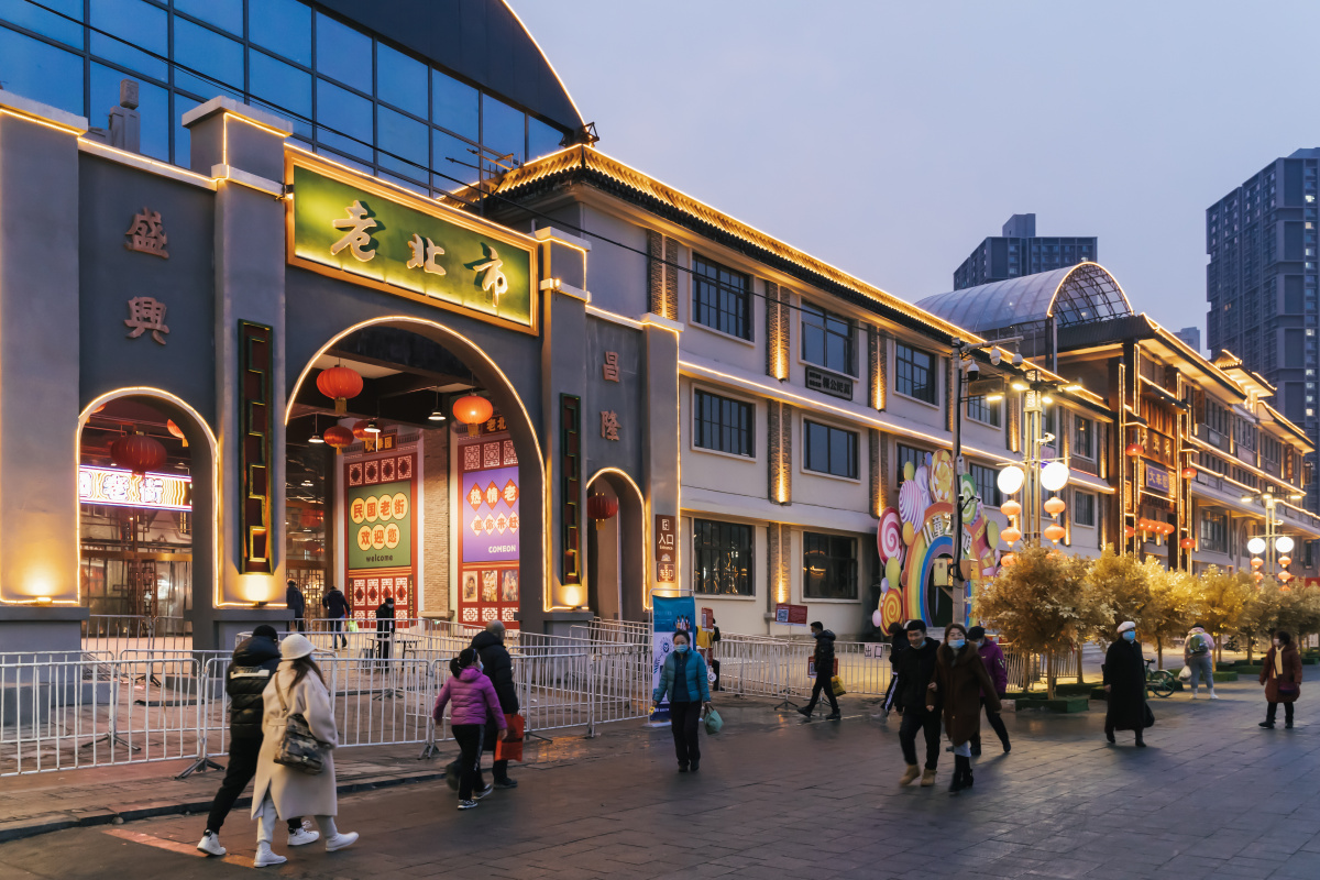 春节红彤彤的灯笼映衬下的老北市夜景