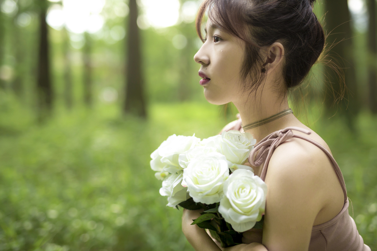 美女与白玫瑰