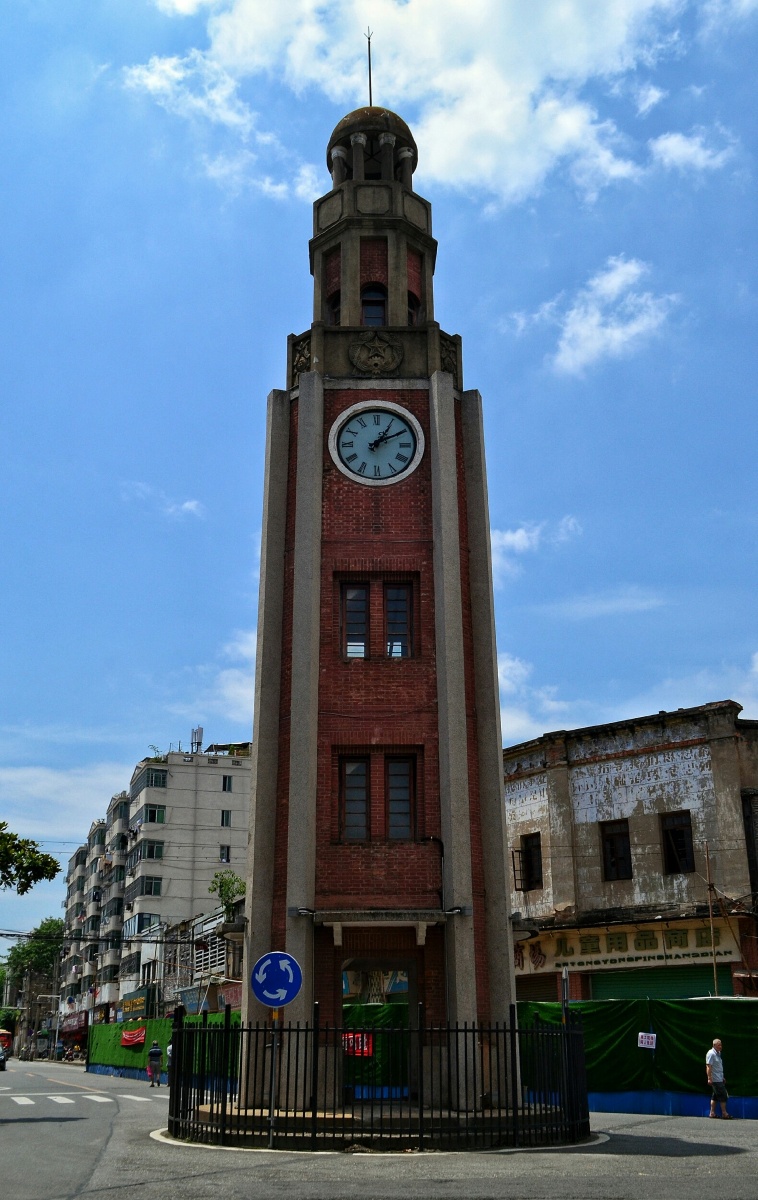 赣州古建筑—标准钟追逐光影的人-关注