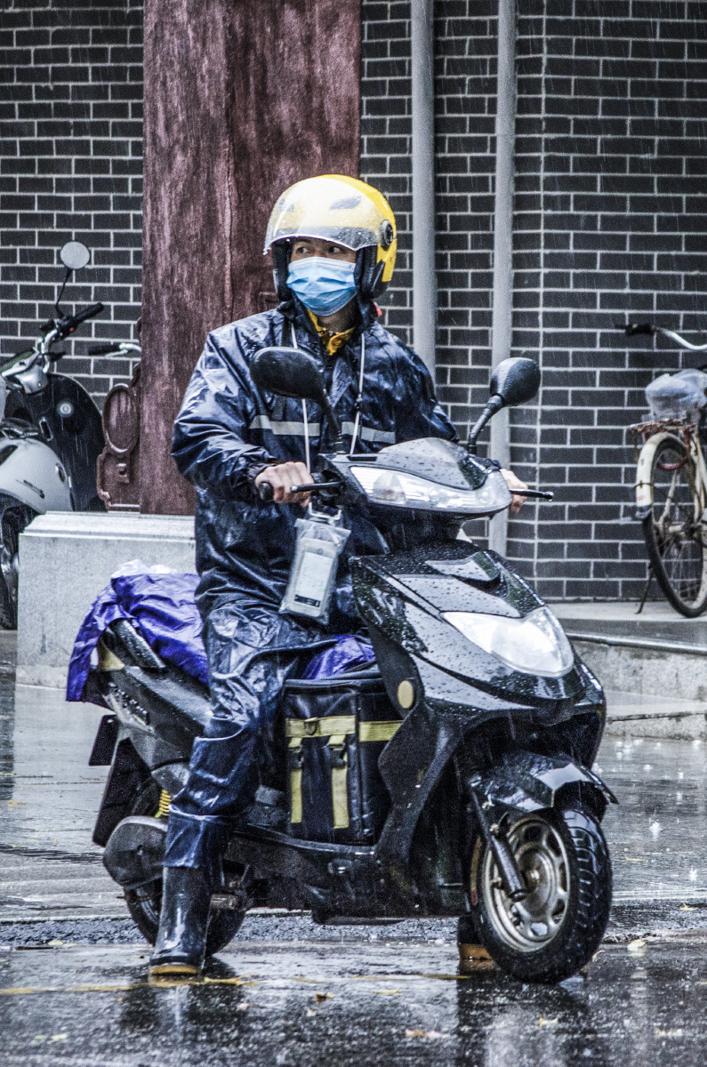 雨季扫街献给在风雨中拼搏的人雨中外卖篇