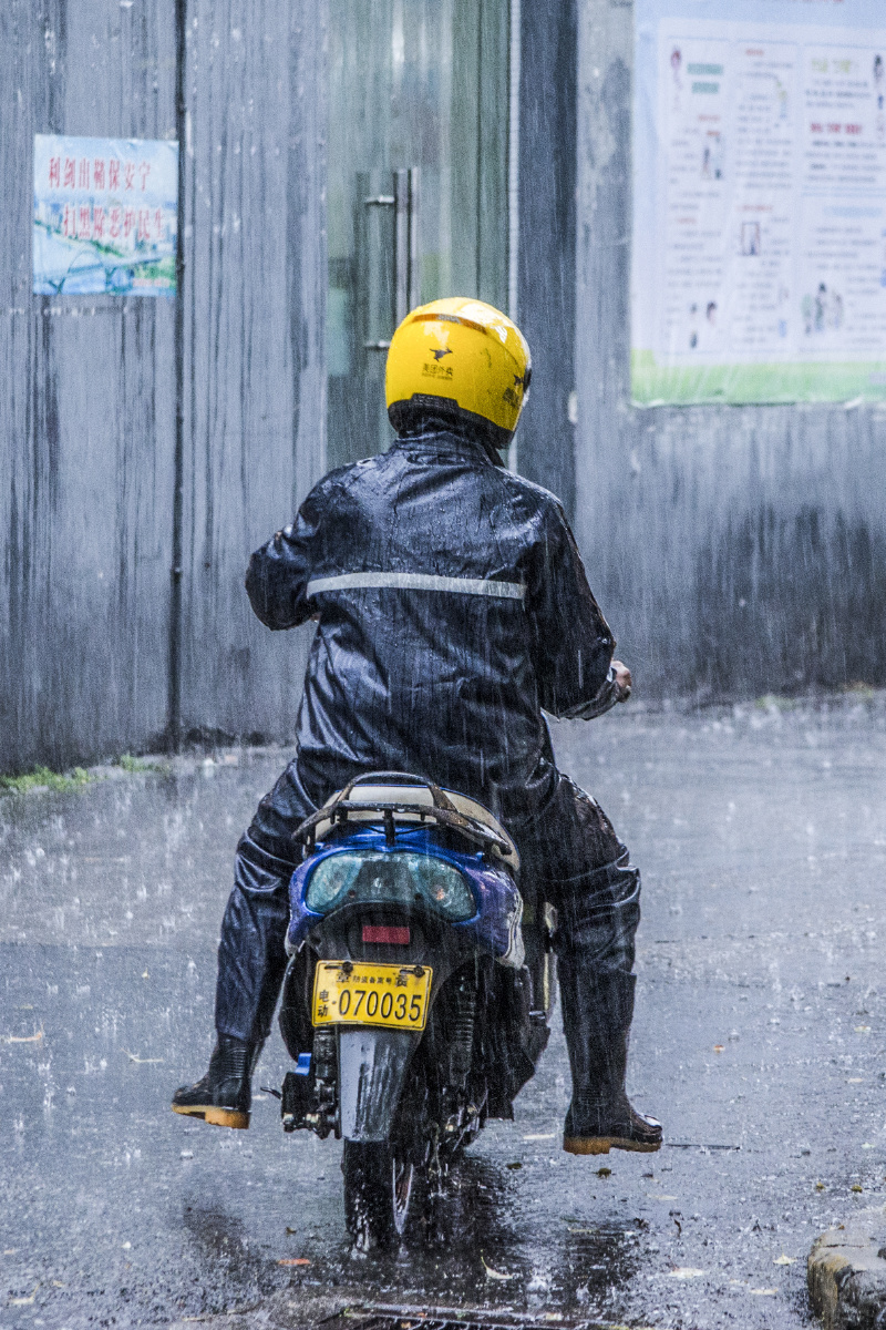 雨季扫街献给在风雨中拼搏的人雨中外卖篇