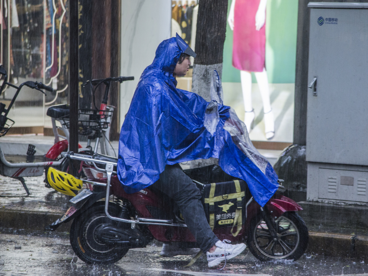 雨季扫街献给在风雨中拼搏的人雨中外卖篇