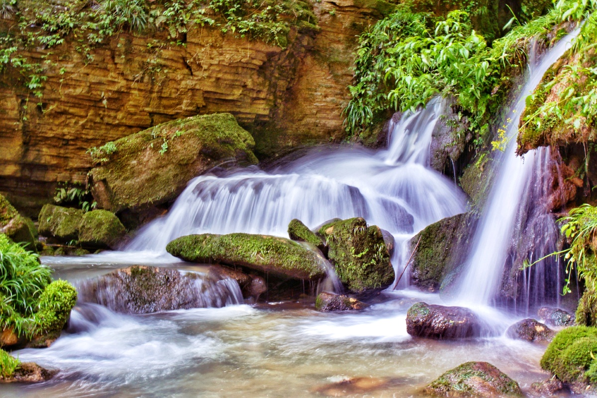 湘西矮寨流沙瀑布末端