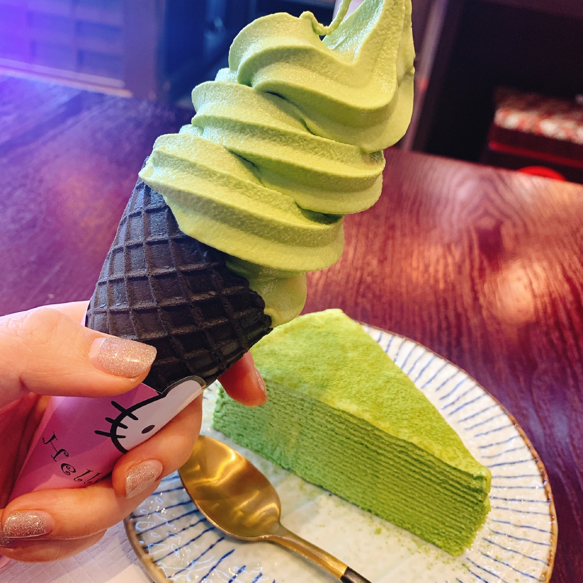 美好生活星巴克星冰乐甜品提拉米苏下午茶鲜花小雏菊插画郁金香冰激凌