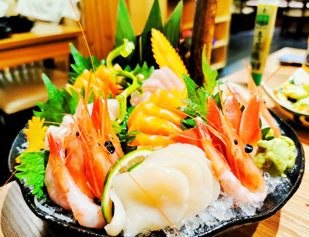 一直想把吃的拍好一直觉得日料摆盘比较精致就从刺身拼盘开始拍