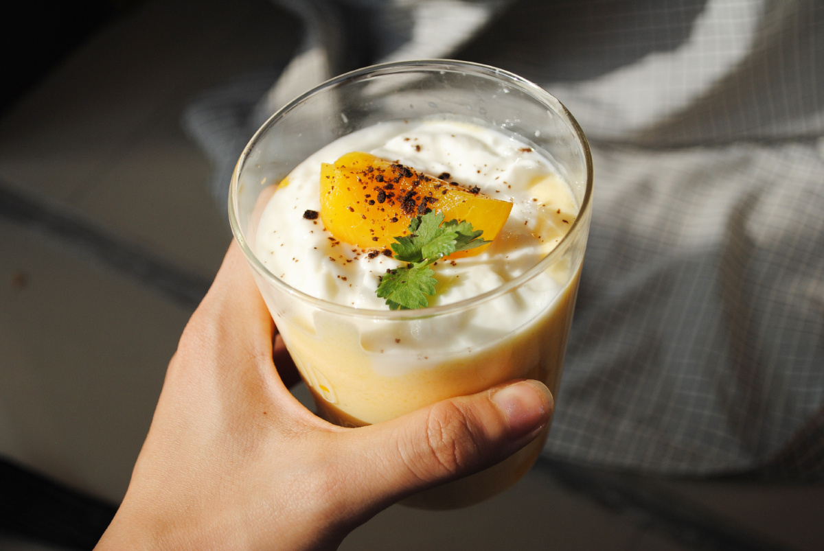 酸酸甜甜可口的黄桃酸奶杯