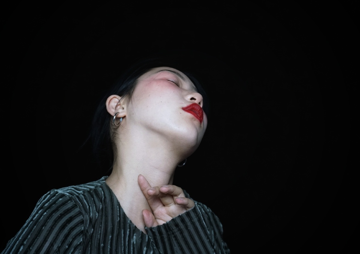 > 用玫瑰来比喻女性 br /> 用玫瑰的刺来比喻女性的骄傲,任性,欲望 