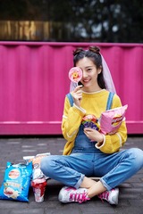 吃零食的姑娘
