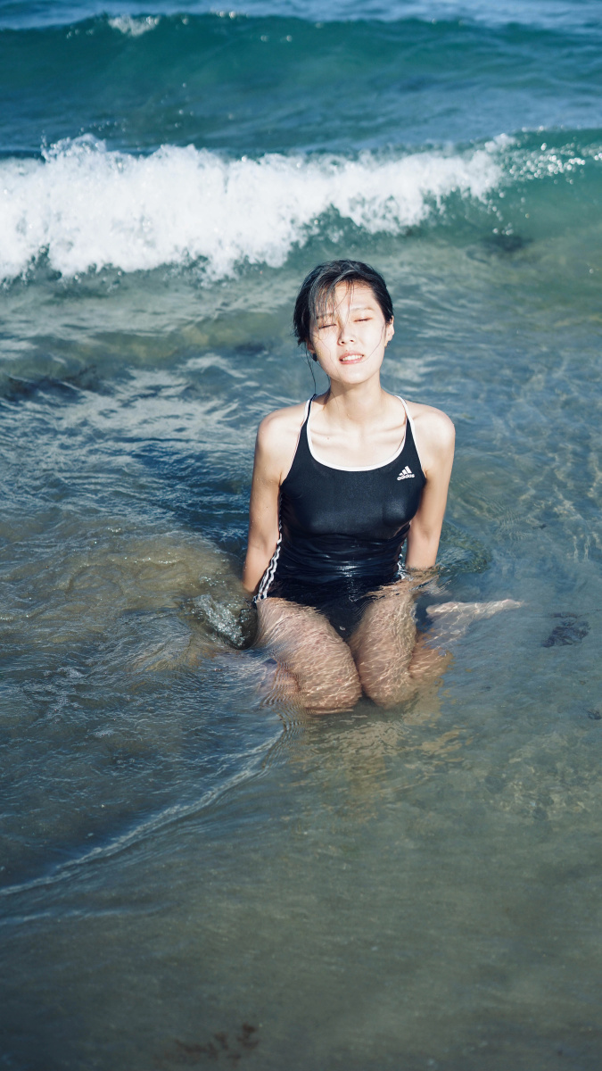 泳装和夏天更配哦除了死库水姐妹们都给我冲运动泳衣穿起来分分钟出