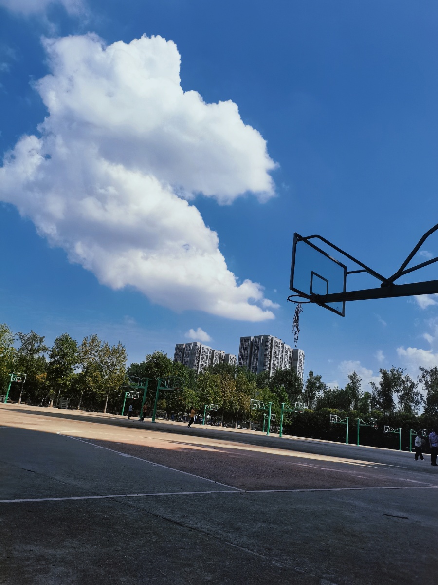校园篮球场与蓝天白云