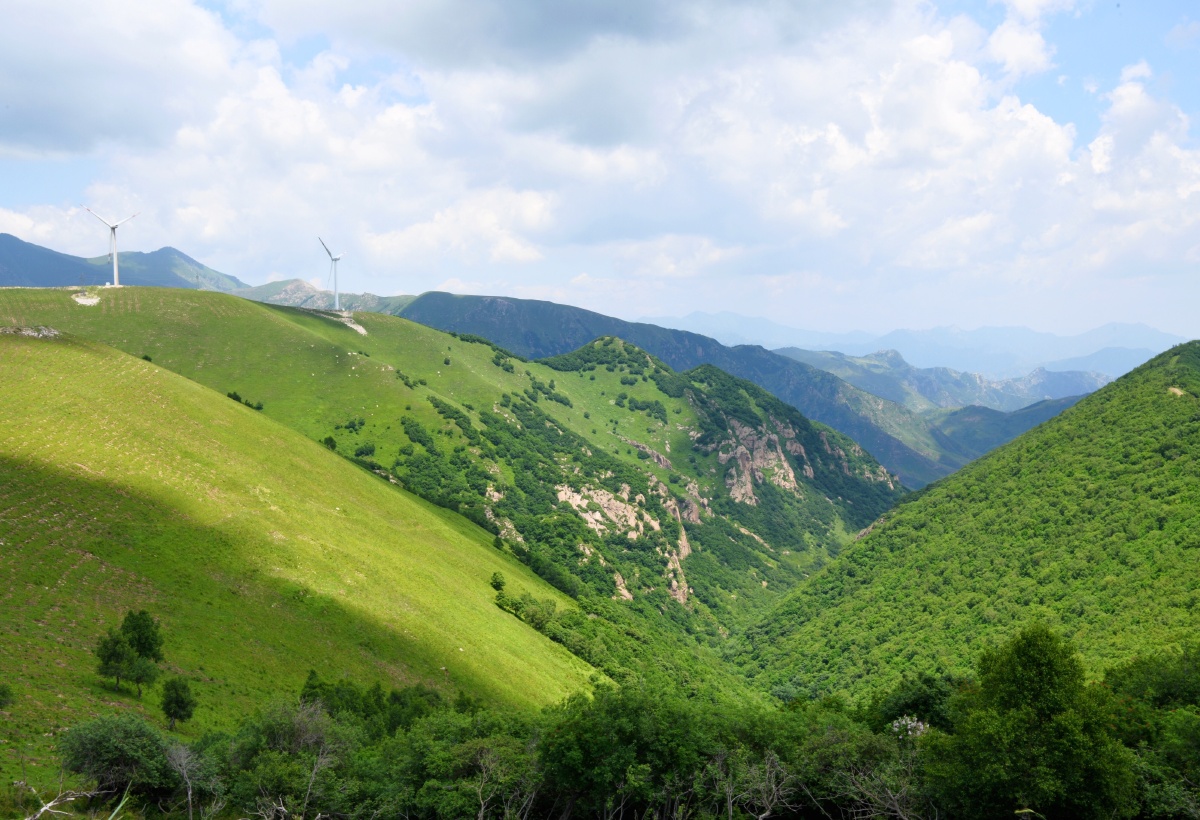 张家口蔚县茶山高山草甸峰峦起伏景色秀丽美不胜收